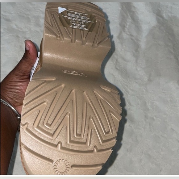 UGG Tan winter boot new in box - Picture 3 of 3